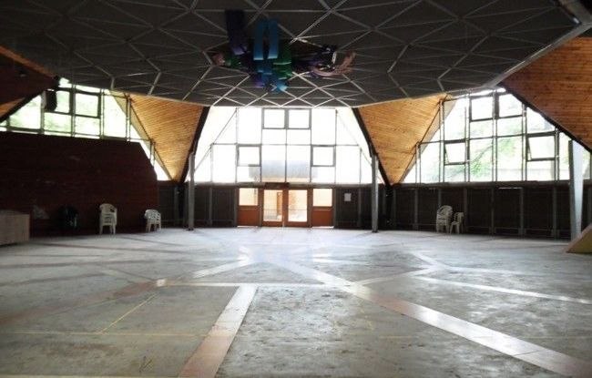 Gólyatábor helyszínek Tata Ifjúsági Tábor csillag épület belülről
